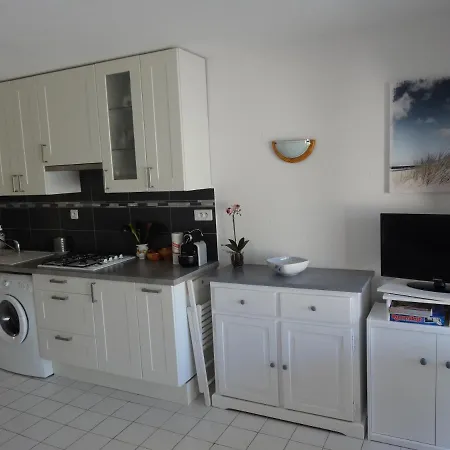Appartement T2 Rez De Jardin Front De Mer, Piscine Apartment *