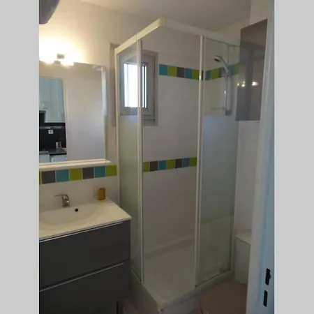 Appartement T2 Rez De Jardin Front De Mer, Piscine Apartment *